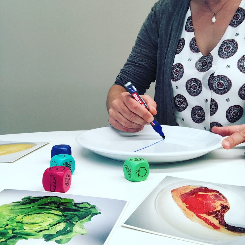 Familie mit gesunden Lebensmitteln am Tisch